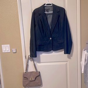 Jean jacket with pockets  XL no rips no holes no snags great condition
